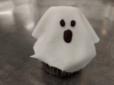 Bir fincan kekin üzerindeki hayalet yüz.