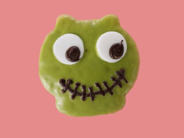 Sable kurabiyelerinde baykuş yüzü pembe arka planda izole, Cadılar Bayramı özel günü