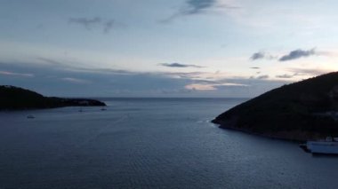 Charlotte Amalie St Thomas İstiridye Okyanusu ve akşam üstü gökyüzü gün batımından sonra