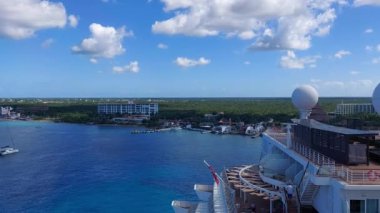 Cozumel Mexico 25 Kasım 2021 Cozumel limanına yanaştı ve bir geminin tepesinden deniz manzaralı.