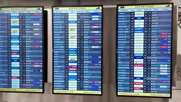 Mami Usa Jan 2022 Monitor Displaying Flights Schedules Cancellations — Stock Video