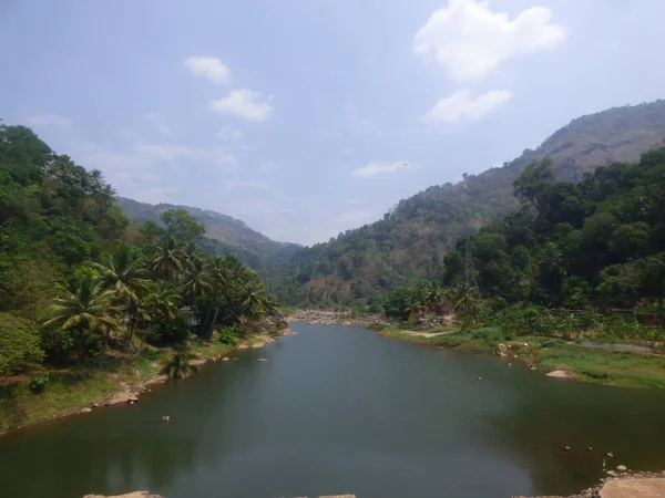 Une Rivière Qui Coule Entre Deux Montagnes Une Vue Depuis — Photo