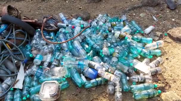 India Kerala Maart 2022 Een Aantal Frisdrank Flessen Alcohol Plastic — Stockvideo