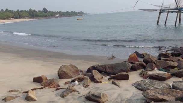 从Munambam海滩上的一波波浪涌向海滩和中国的渔网 — 图库视频影像