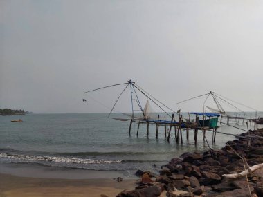 Munambam sahilindeki Çin balık ağı Kerala Hindistan ve karamsar gökyüzü