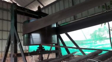 Kerala 'nın çeltik tarlalarında sulama için kullanılan Petti Para sistemi, ahşap bir kutuya bağlı büyük bir motor. 