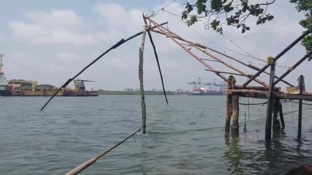 Chińska Sieć Rybacka Kochi Kerala Indyjski Rybak Podnoszący Starożytne Chińskie — Wideo stockowe
