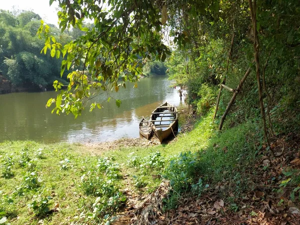 Pequeño Grande Barco Madera Abandonado Orilla Del Río Una Vista — Foto de Stock