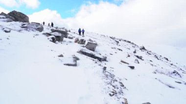 Bir grup yürüyüşçü Kanada Jasper Ulusal Parkı 'ndaki Whisters Dağı' na tırmanıyor..