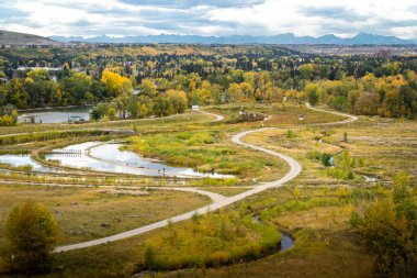 Dale Hodges Parkı ve fırtına koruma göletleri Calgary Alberta Kanada 'da sonbahar renklerinde.