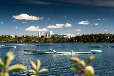 Calgary Alberta Canada, 30 Eylül 2021: Glenmore Reservoir 'daki Calgary Kano Kulübü' nde kanoları ve kanoları bulunan Rockyview General Hospital.