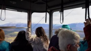 Jasper Alberta Canada, 28 Eylül 2021: Jasper SkyTram içinde turistler sonbahar renklerinde Ulusal Park manzarasının tadını çıkarıyorlar.