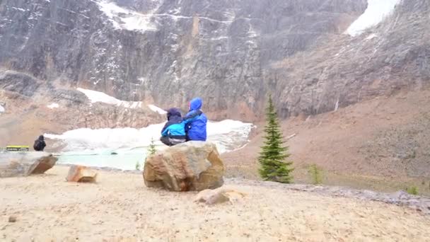 Jasper Alberta Canada September 2021 Två Barn Som Tittar Den — Stockvideo