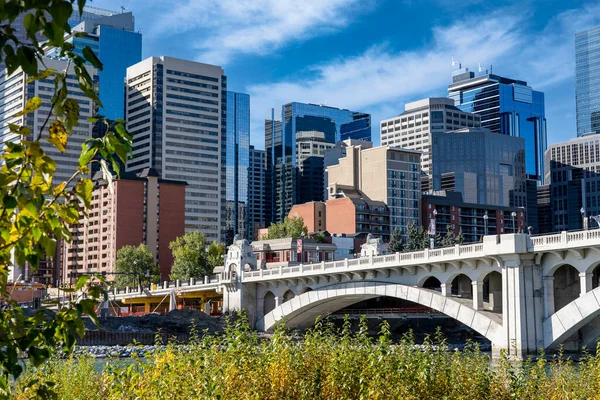 Calgary Alberta Kanada şehir merkezindeki Center caddesi köprüsünde sonbahar renkleri.