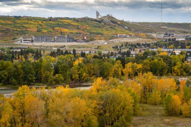 Bow Nehri Vadisi ve Trinity gelişimi Calgary Alberta Kanada 'da sonbahar renklerinde.
