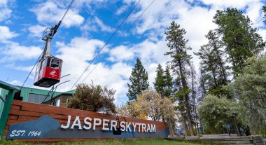 Jasper Alberta Canada, Ekim 05 2021: The Whistlers Mountain SkyTram popüler bir turizm beldesinde.