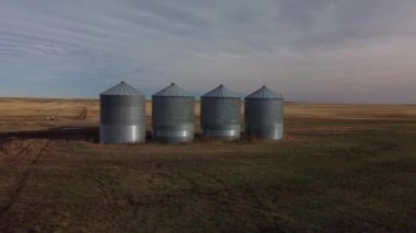 Alberta ovalarında havadan silo dönüşü.