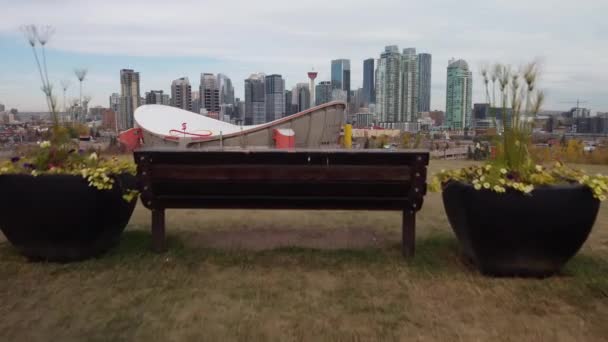 Calgary Alberta Canada Outubro 2021 Subida Aérea Sobre Banco Parque — Vídeo de Stock