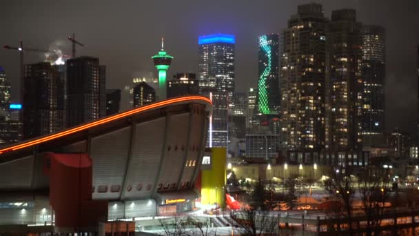 加拿大卡尔加里艾伯塔省 2021年3月1日 夜间俯瞰城市天际线 — 图库视频影像