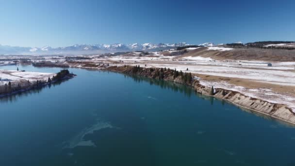 Luftaufnahme Des Gefrorenen Ghost Lake Und Der Rocky Mountains Nordamerika — Stockvideo