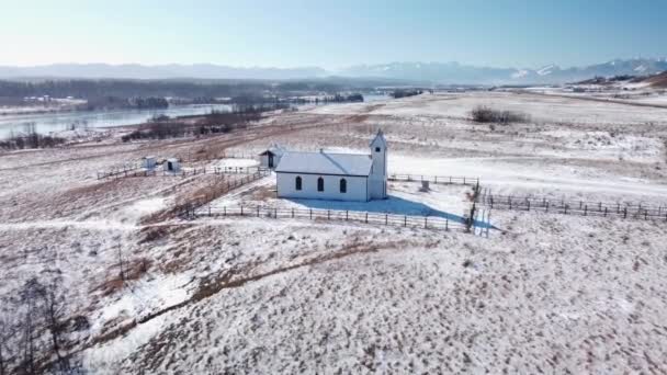 艾伯塔省加拿大 2021年11月1日 冬季历史上著名的麦克杜格尔联合教堂的空中景观 — 图库视频影像