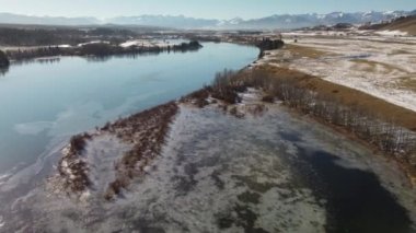 Kuzey Amerika 'daki donmuş Hayalet Gölü ve Rocky Dağları' nın havadan görünüşü.