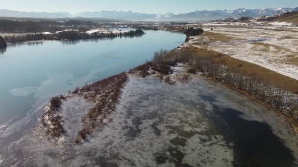 凍結ゴースト湖とロッキー山脈の空中ビュー北アメリカ — ストック動画