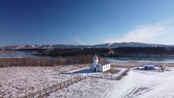 加拿大艾伯塔省鬼湖 2021年11月 冬季历史上著名的麦克杜格尔联合教堂的空中景观 — 图库视频影像