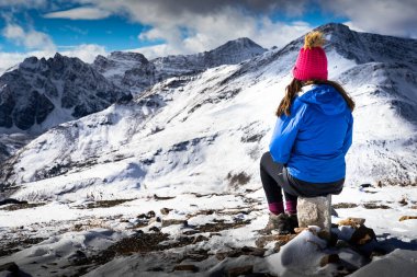 Jasper Alberta Canada, 28 Eylül 202: Kanada Rocky Dağları 'na bakan bir turist Ulusal Park' ta kış boyunca.