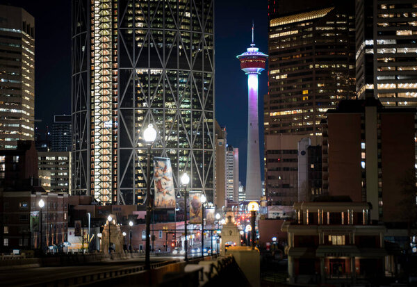 Калгари Альберта Канада, 1 марта 2021 года: Уличные огни ночью в центре города