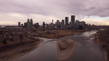 Calgary Alberta Canada, 12 Kasım 2021: Bow Nehri üzerindeki Kanada şehir merkezinin havadan görünüşü.