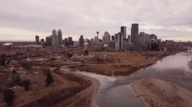 Calgary Alberta Canada, 12 Kasım 2021: Bow Nehri üzerindeki Kanada şehir merkezinin havadan görünüşü.