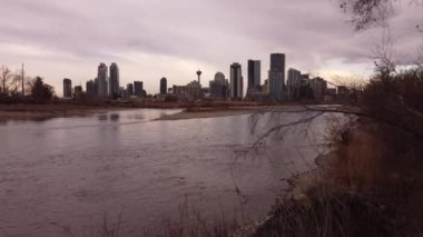 Calgary Alberta Kanada, 12 Kasım 2021: Bow Nehri ve şehir merkezi üzerinde alçak uçuş.