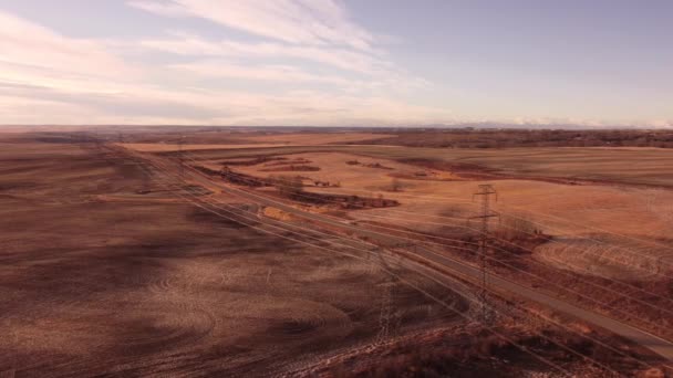 Hoge Luchtfoto Boven Hoogspanningsleidingen Geoogste Velden Alberta Canada — Stockvideo