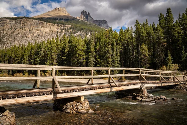 加拿大班夫国家公园一座横跨一条清澈山溪的木桥 — 图库照片