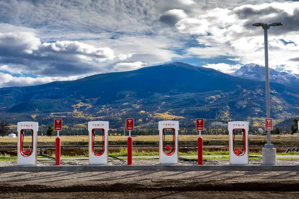 Jasper Alberta Canada, 29 Eylül 2021: Yoğun bir turizm beldesinde ana yol boyunca Tesla EV araç kiralama istasyonları kuruluyor.