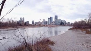 Calgary Alberta Kanada şehir merkezindeki çalılar ve Bow Nehri üzerinde uçuş..