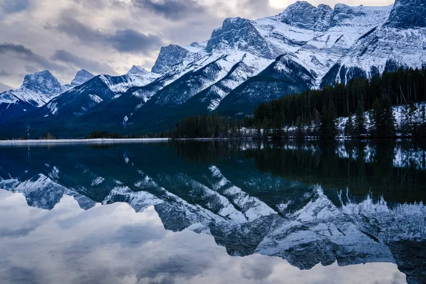 カナダロッキー山脈のグラス湖での反射 Canmore Alberta — ストック写真