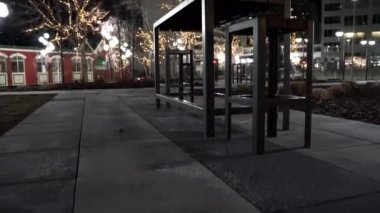 Calgary Alberta Canada, Nisan 03 2021: Şehir merkezindeki bir semtte gece yarısı bahçe mobilyalarının havadan yükselmesi.