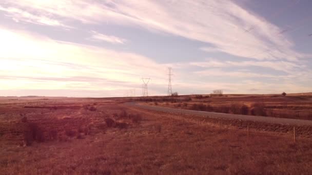 Dron Aéreo Eleva Solo Las Torres Transmisión Las Praderas Canadienses — Vídeos de Stock