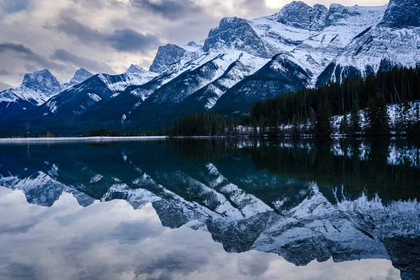 加拿大落基山脉在加拿大坎莫塔省格拉西湖的倒影 — 图库照片