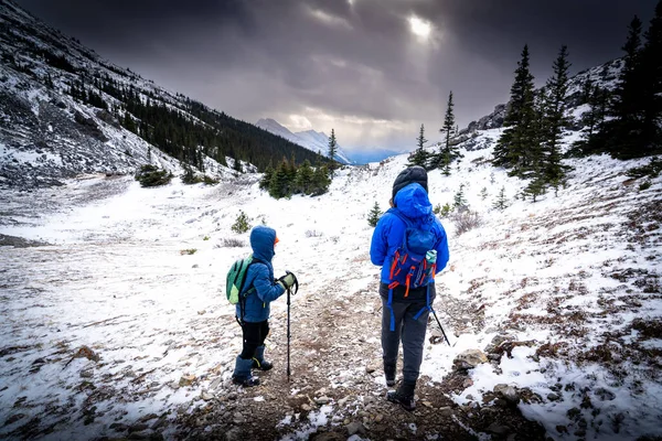 Canmore Alberta Canadá Noviembre 2021 Hermano Una Hermana Haciendo Senderismo — Foto de Stock