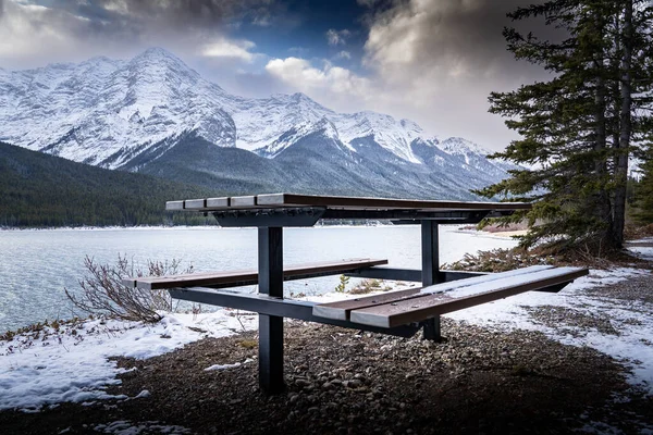 Wooden Picnic Table Overlooking Spray Lakes Canadian Rocky Mountains Banff — 图库照片