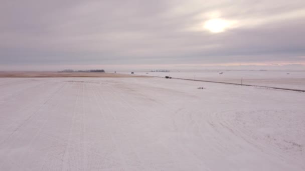 Vuelo Aéreo Sobre Campo Agricultura Invierno Carretera Del Condado — Vídeos de Stock