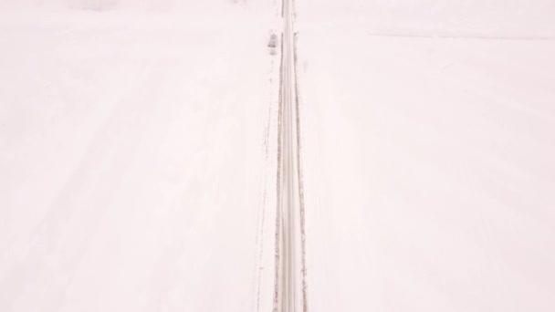 Luchtfoto Winter Weg Kantelen Onthullen Canadese Prairies — Stockvideo
