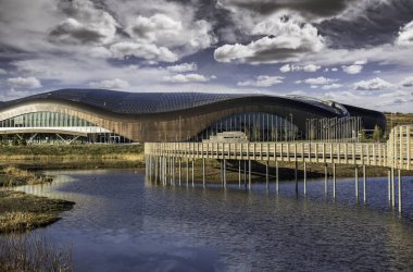 Kanadalı bir kentte, fırtına havuzu ve ıslak topraklar üzerinde ahşap bir geçidi olan bir halk dinlenme merkezi..