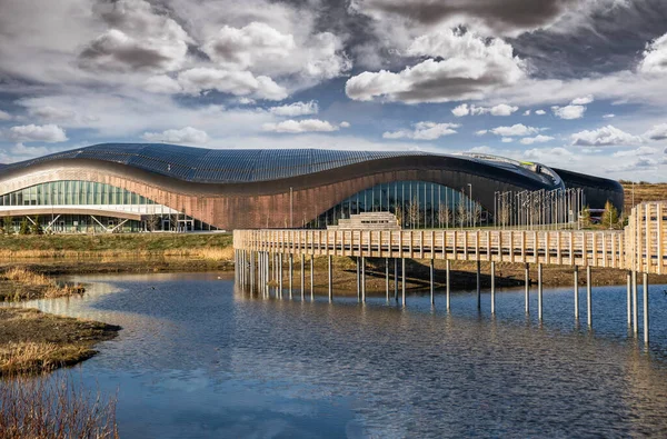 Kanadalı bir kentte, fırtına havuzu ve ıslak topraklar üzerinde ahşap bir geçidi olan bir halk dinlenme merkezi..