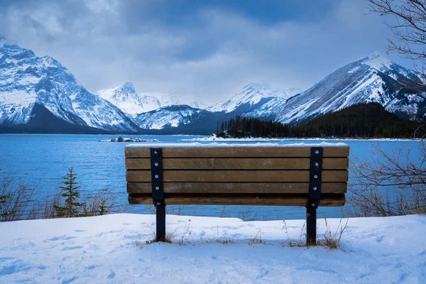 Isolated Park Bench Overlooking Upper Kananaskis Lake Canadian Rocky Mountains — 图库照片