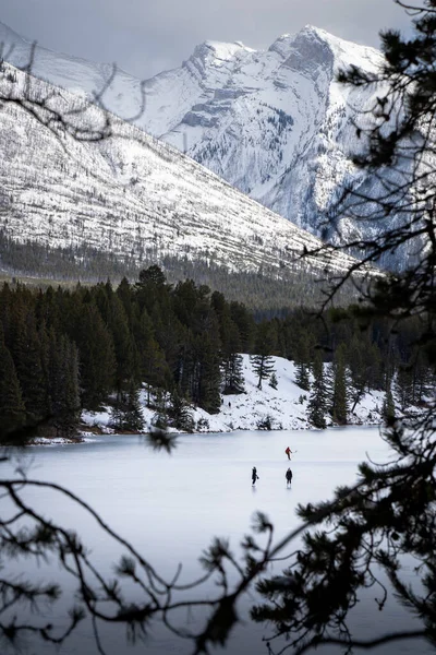 Hockey Players Ice Skaters Skating Frozen Mountain Lake Banff National — Stock Photo, Image