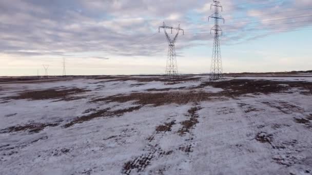 Latanie Niskopowietrzne Liniami Energetycznymi Wieżami Transmisyjnymi Preriach Alberty Zimą — Wideo stockowe
